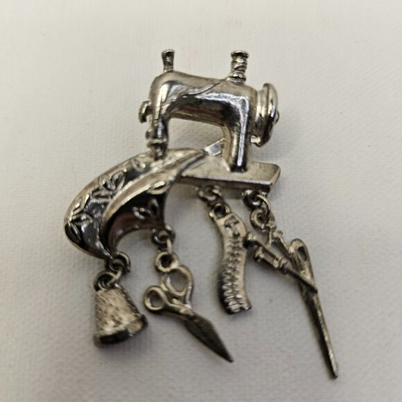 Silver Tone Sewing Machine Dangling Charms Brooch Unmarked Pin - Picture 3 of 8